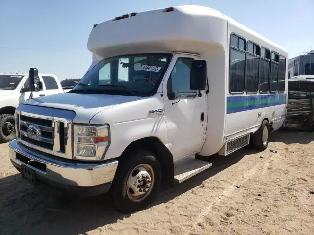 2011 Ford Econoline E450 Super Duty Cutaway Van