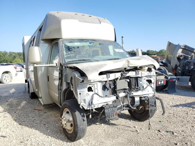 2013 Ford Econoline E350 Super Duty Cutaway Van