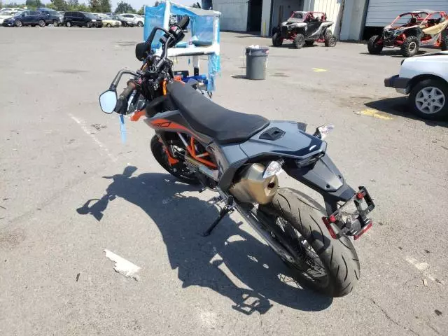 2022 KTM 690 SMC R