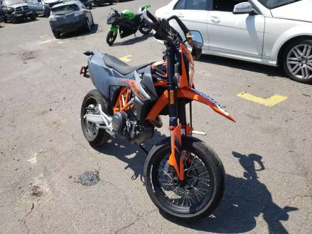 2022 KTM 690 SMC R