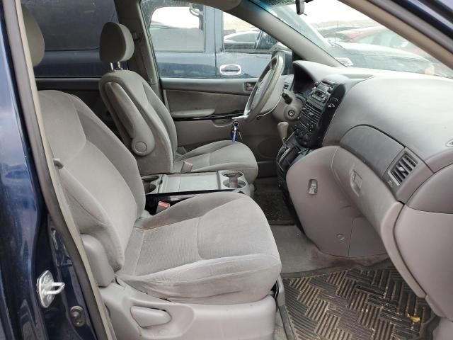 2004 Toyota Sienna CE