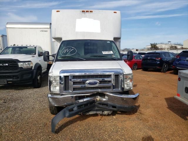 2011 Ford Econoline E350 Super Duty Cutaway Van