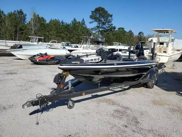 2016 Land Rover Boat