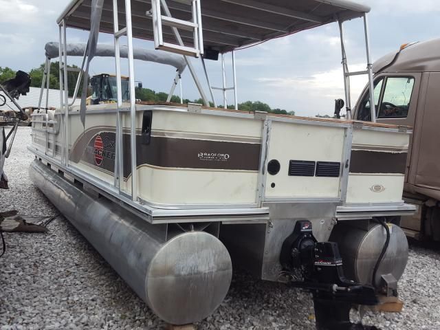 2002 Suntracker Boat