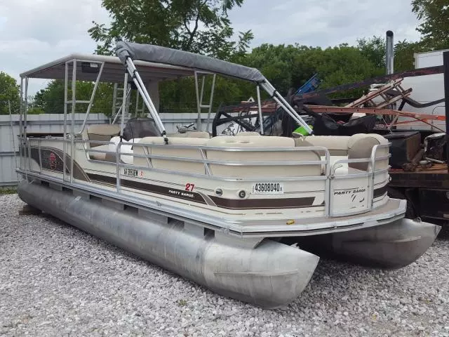 2002 Suntracker Boat