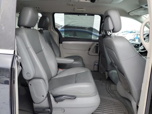 2013 Volkswagen Routan SE