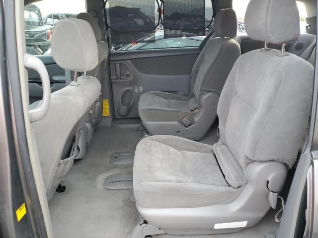 2004 Toyota Sienna CE