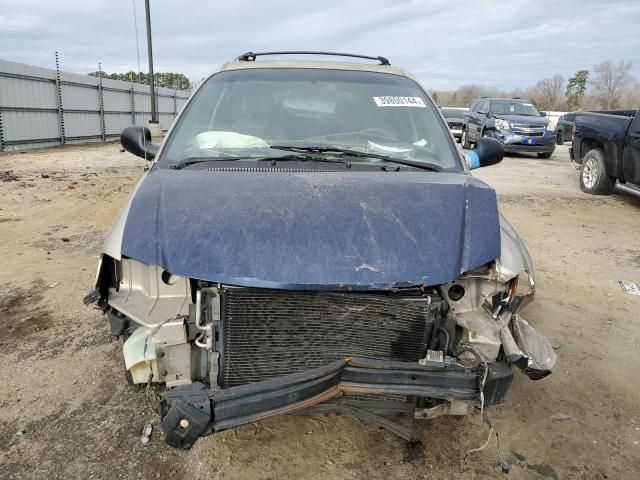 2004 Chrysler Town & Country LX