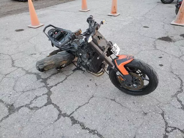 2021 KTM 890 Duke R