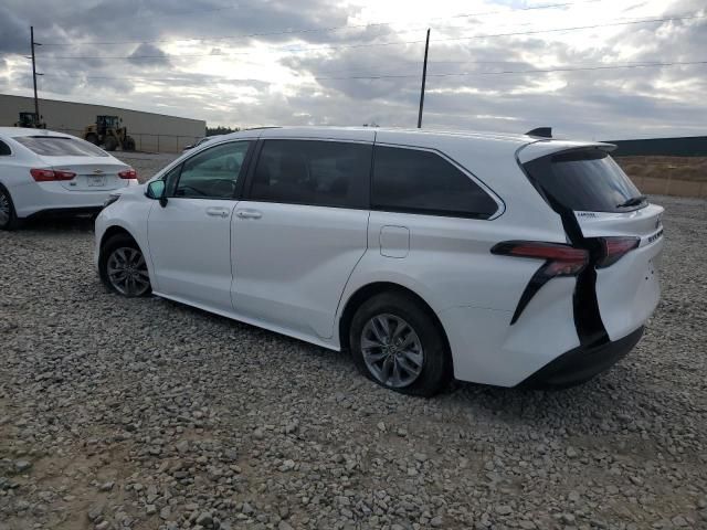 2022 Toyota Sienna LE