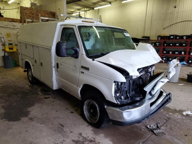 2012 Ford Econoline E350 Super Duty Cutaway Van