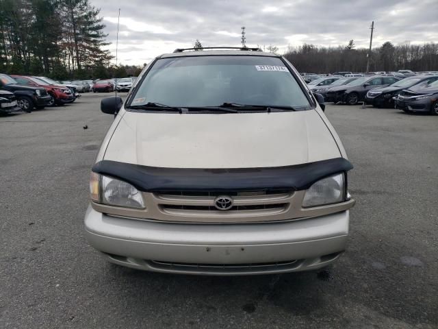 2000 Toyota Sienna LE