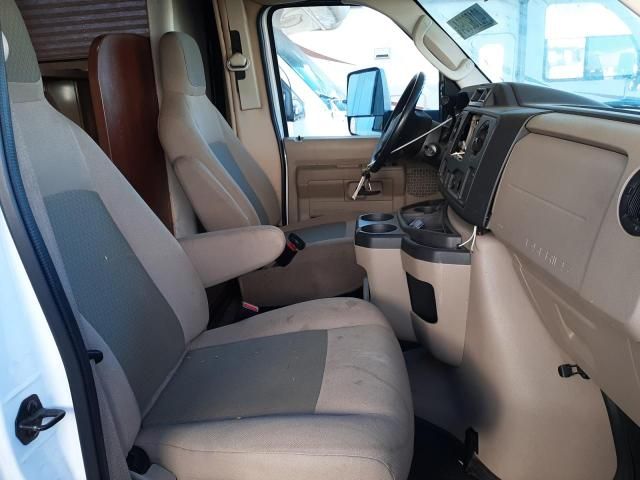2014 Ford Econoline E450 Super Duty Cutaway Van