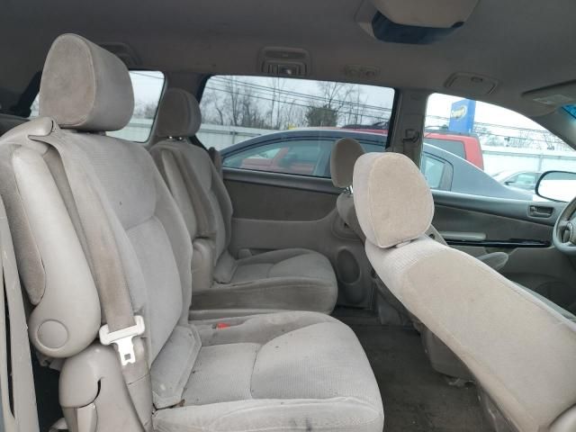 2004 Toyota Sienna CE