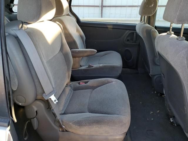 2004 Toyota Sienna CE