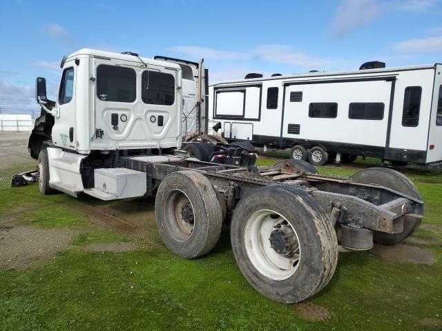 2010 Freightliner Cascadia 125