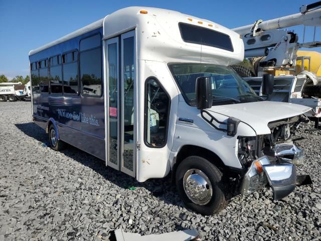 2014 Ford Econoline E450 Super Duty Cutaway Van