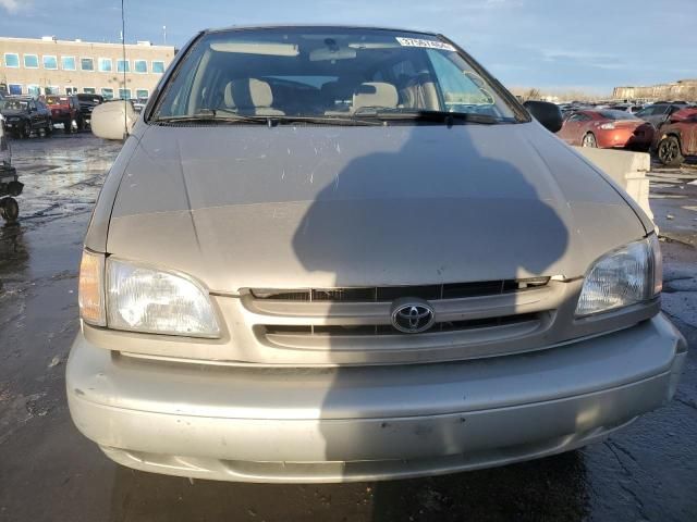 2000 Toyota Sienna LE