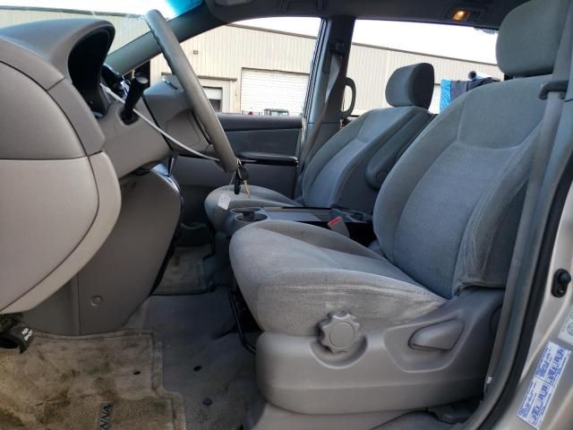 2004 Toyota Sienna CE