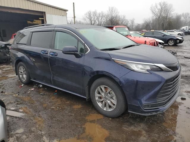 2022 Toyota Sienna LE