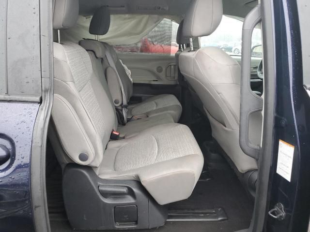 2022 Toyota Sienna LE