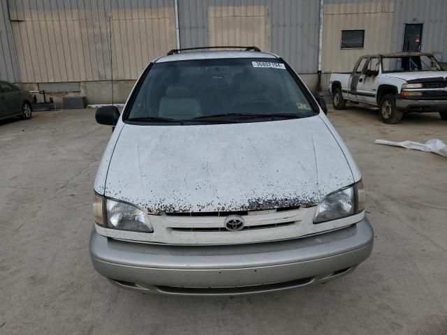 2000 Toyota Sienna LE