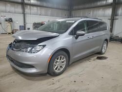 Vehiculos salvage en venta de Copart Des Moines, IA: 2021 Chrysler Voyager LXI