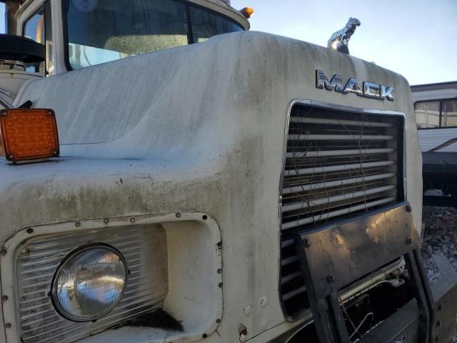 1999 Mack 600 DM600