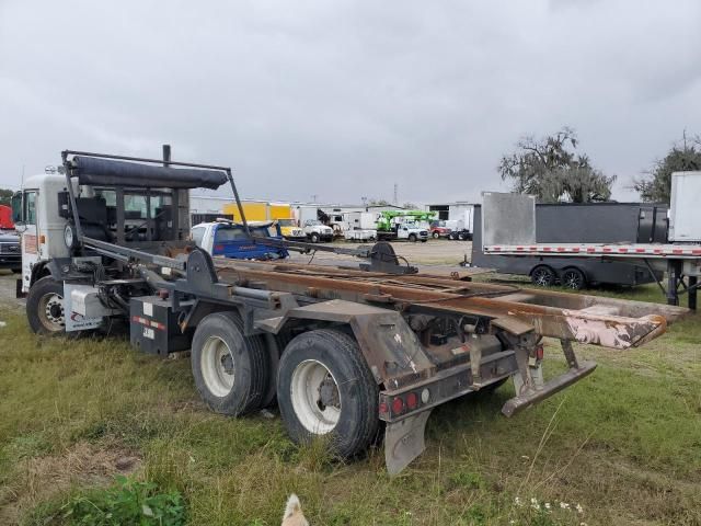 2006 Peterbilt 320