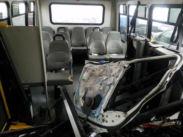 2016 Ford Econoline E450 Super Duty Cutaway Van