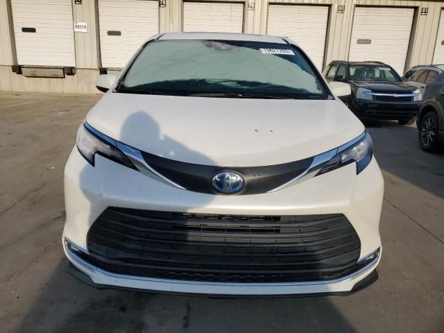 2021 Toyota Sienna XLE