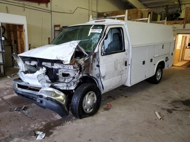 2012 Ford Econoline E350 Super Duty Cutaway Van