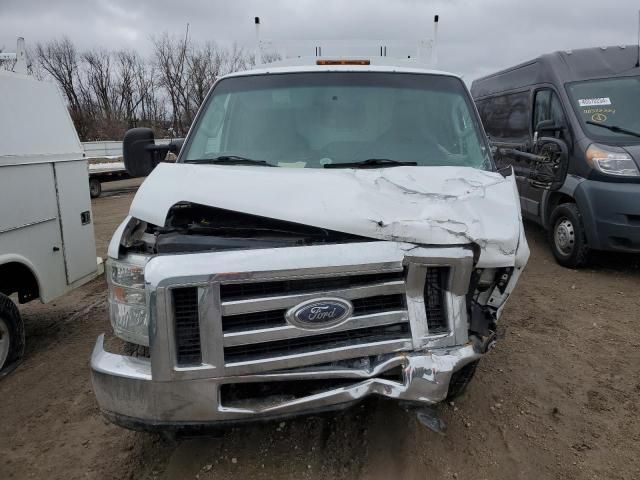 2012 Ford Econoline E350 Super Duty Cutaway Van