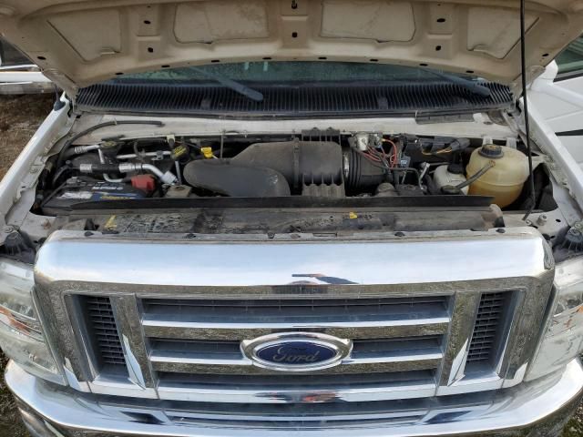 2010 Ford Econoline E450 Super Duty Cutaway Van