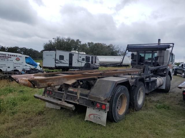 2006 Peterbilt 320