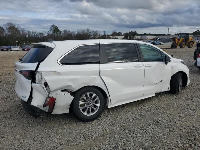 2022 Toyota Sienna LE