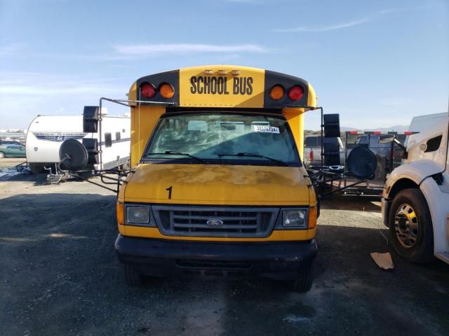 2004 Ford Econoline E350 Super Duty Cutaway Van