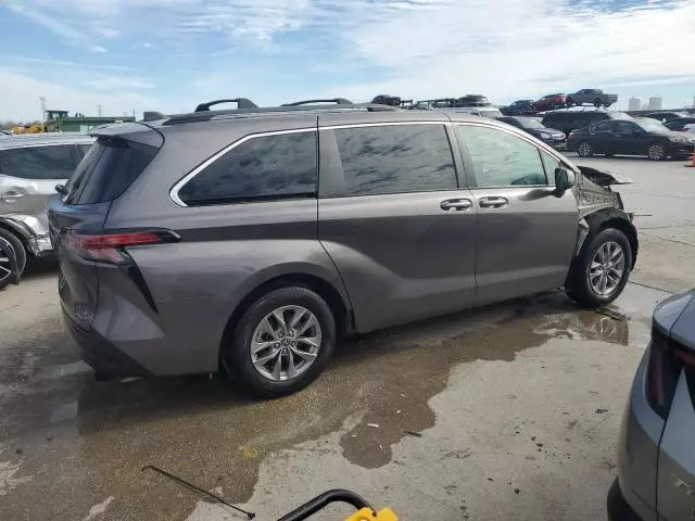 2022 Toyota Sienna LE