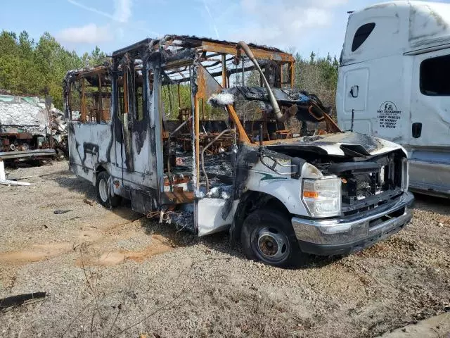 2017 Ford Econoline E450 Super Duty Cutaway Van