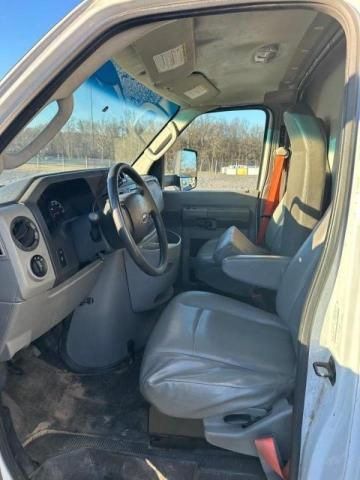 2017 Ford Econoline E350 Super Duty Cutaway Van