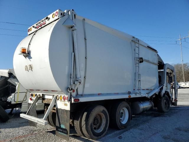 2010 Peterbilt 320