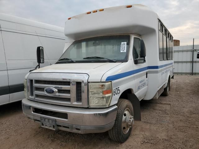 2010 Ford Econoline E350 Super Duty Cutaway Van