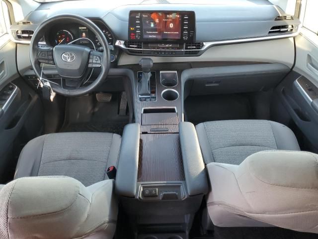 2022 Toyota Sienna LE