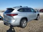 2022 Toyota Highlander Hybrid Platinum