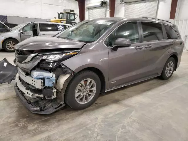 2021 Toyota Sienna LE