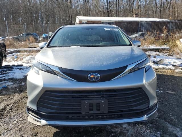 2022 Toyota Sienna LE