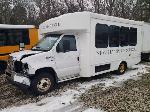 2015 Ford Econoline E350 Super Duty Cutaway Van