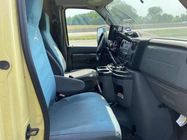 2011 Ford Econoline E450 Super Duty Cutaway Van