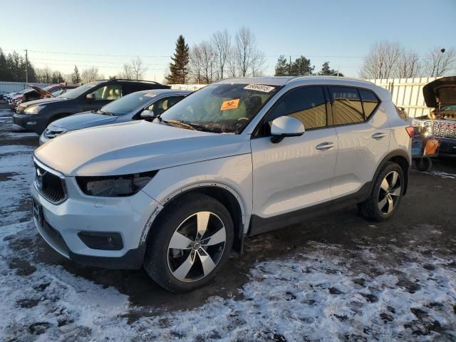 2022 Volvo XC40 T5 Momentum