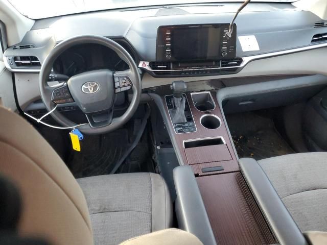 2022 Toyota Sienna LE